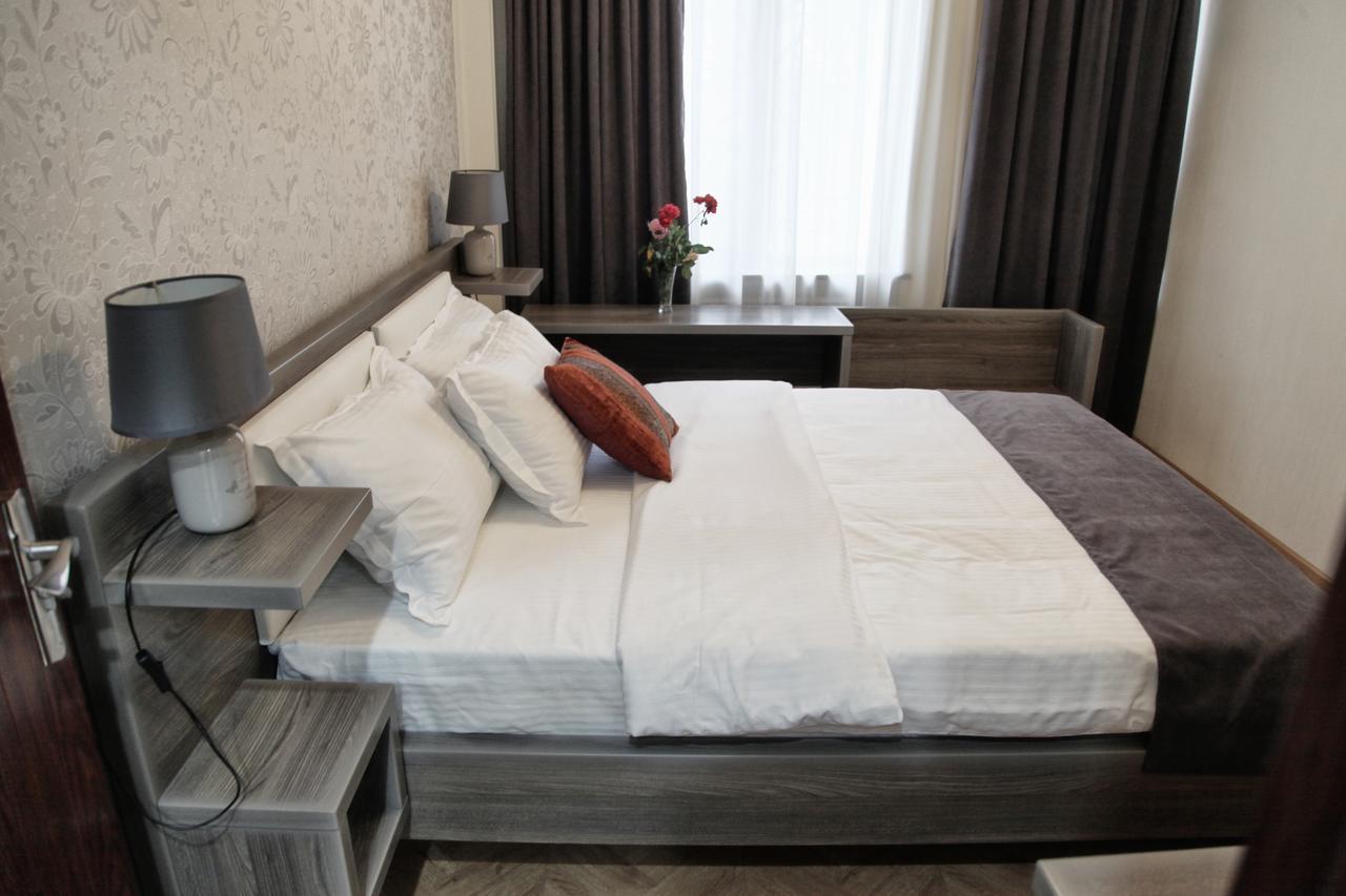Hotel Four Brothers Tbilisi Exteriör bild