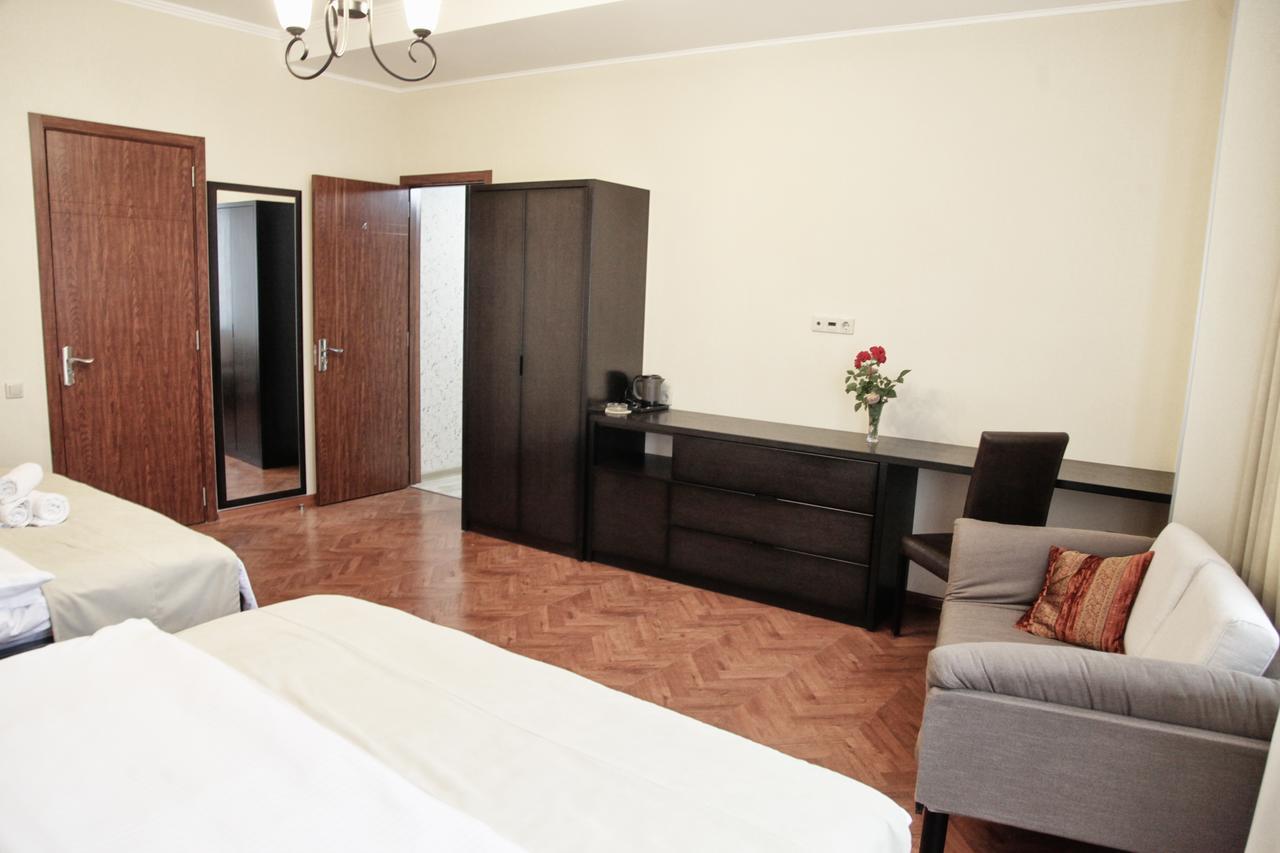 Hotel Four Brothers Tbilisi Exteriör bild